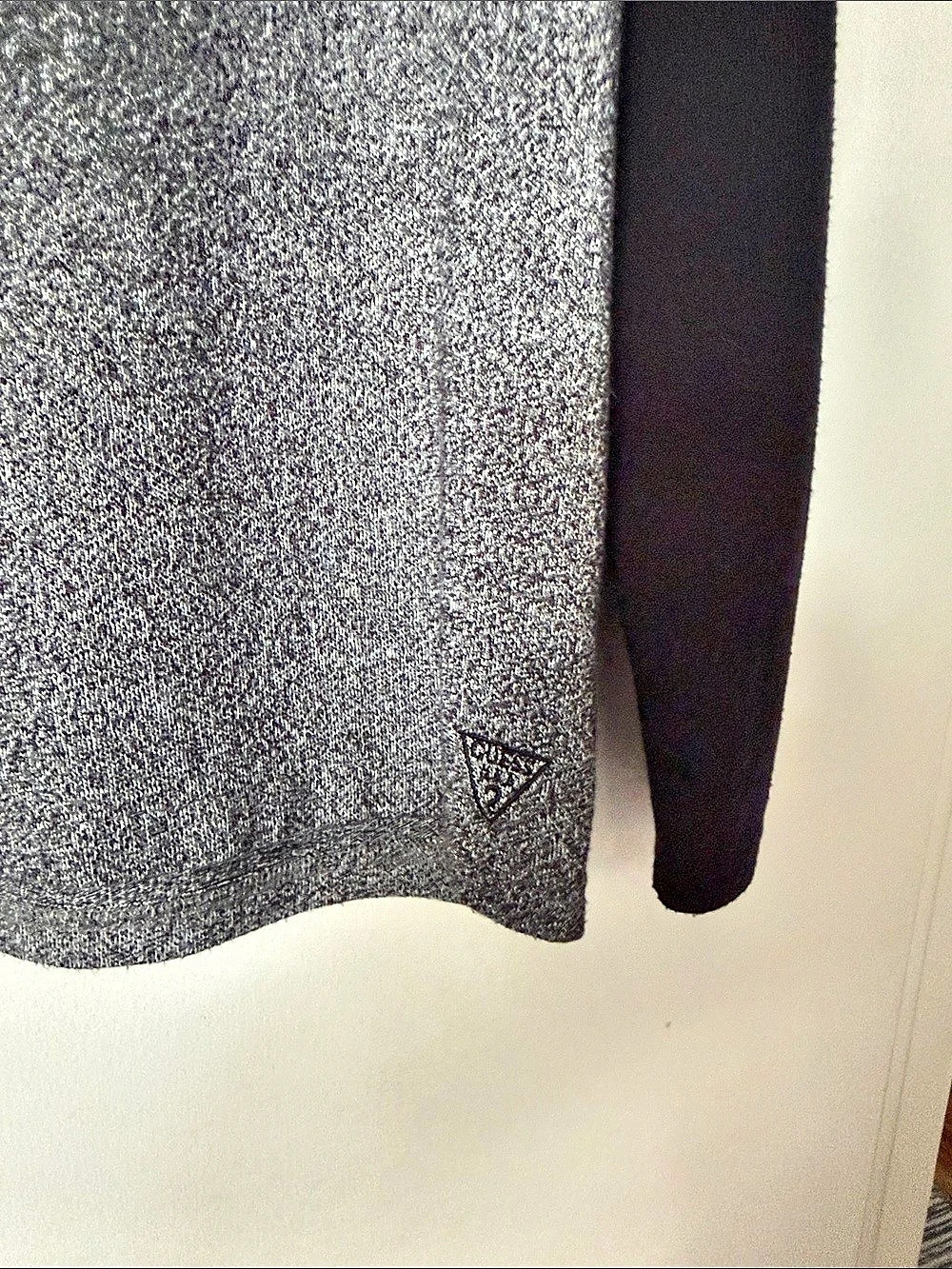 GUESS Men's Color Block Raglan Top Size Medium - Picture 4 of 4